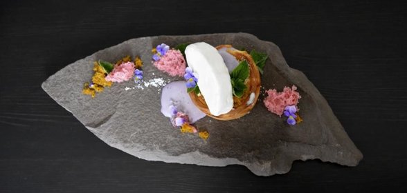 Порционный тарт с ягодами и дуэтом ванильного и черничного пломбира