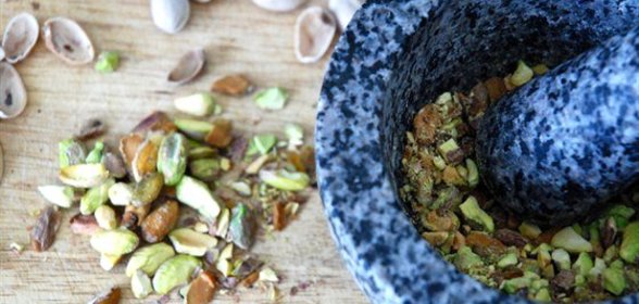 Шарики из брокколи с фисташками