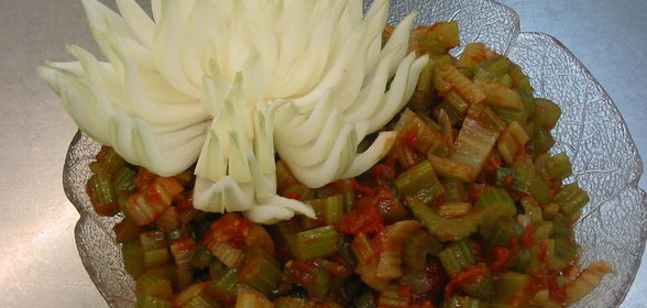 Салат из квашеной капусты с луком-пореем