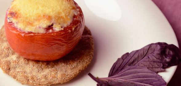 Фаршированные помидоры с творогом и базиликом