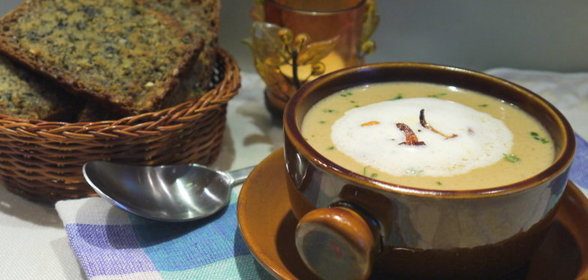 Грибной суп-пюре с пармезаново-чесночными гренками