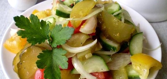 Летний салат с малосольными огурцами