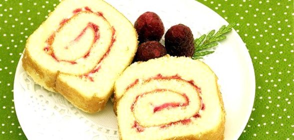 Рулет с малиновым джемом