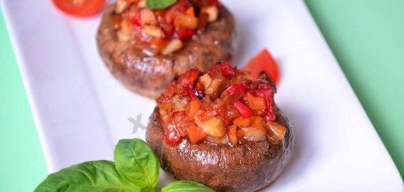 Фаршированные шампиньоны с помидорами и сыром в духовке