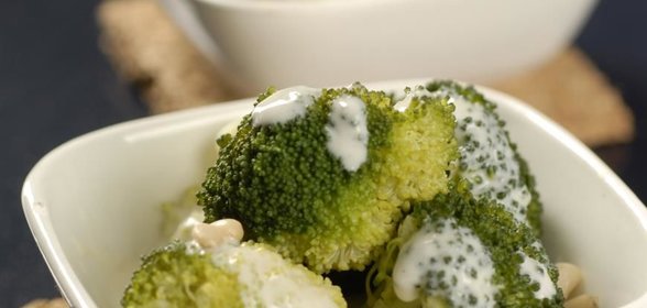 Брокколи с соусом из четырех сыров