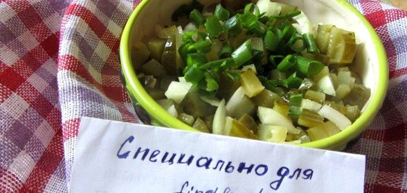 Салат консервированные огурцы с луком