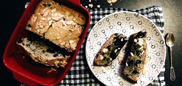 Кекс из овсяной муки с голубикой и миндалем