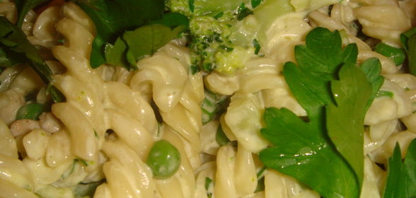 Паста фузили с куриной грудкой, брокколи и нежным зеленым горохом