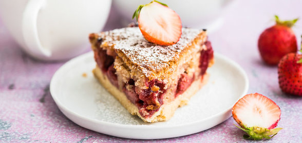 Постный пирог с клубникой