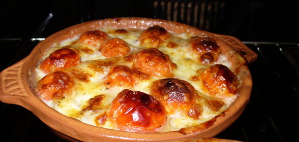 Мясо Индейки запеченное под помидорами и моцареллой