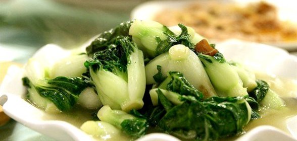 Жареный пак-чой с мирином и лимонной цедрой