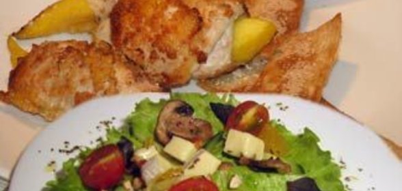 Куриное филе с манго и сырными чипсами и салат Любимый