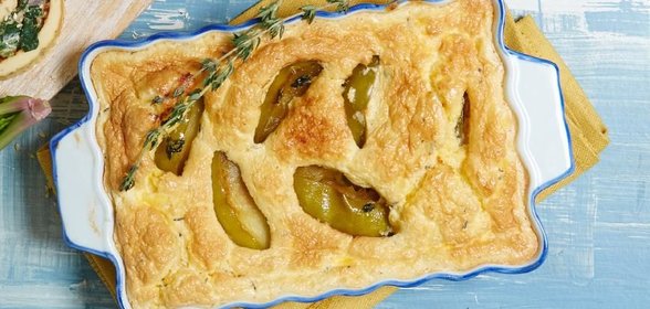 Запеченный омлет с яблоками, чеддером и тимьяном