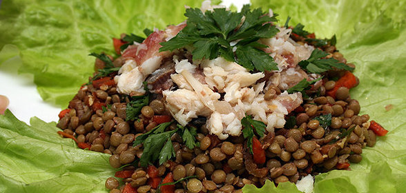 Салат из чечевицы с копченой рыбой