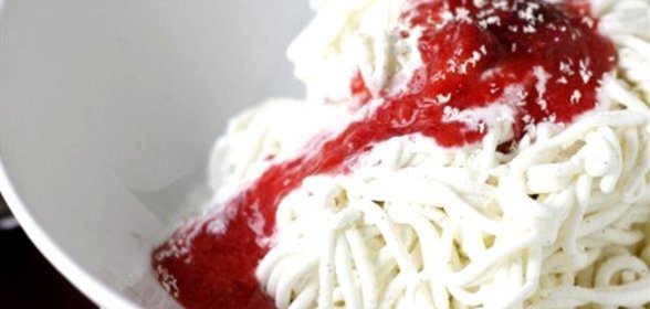 Замороженные спагетти с клубничным соусом