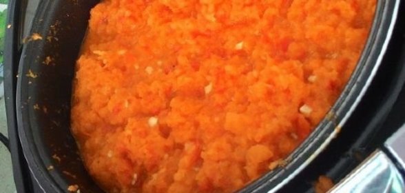 Икра из морковного жмыха и помидоров (в мультиварке)