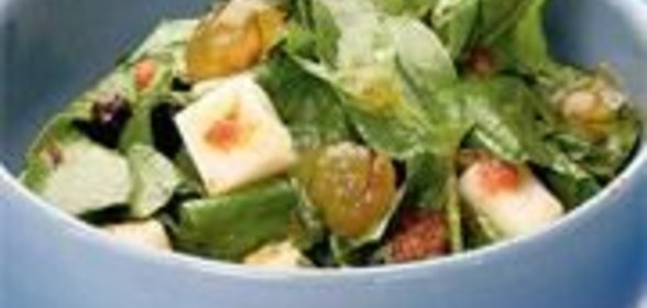 Салат с козьим сыром, крыжовником и заправкой из вяленых на солнце томатов