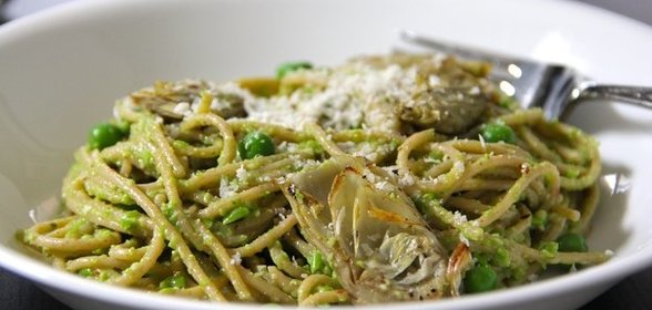 Спагетти с артишоками и соусом песто