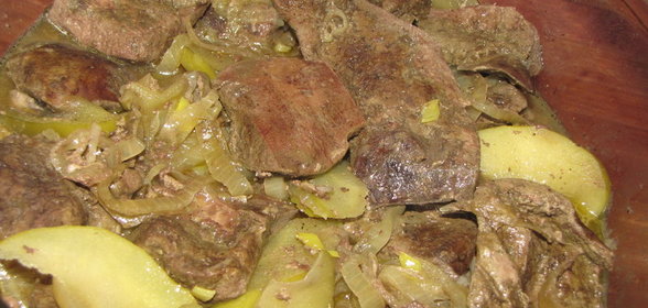 Печень с яблоками в микроволновке