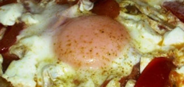 Яичница-глазунья с помидорами и фетой