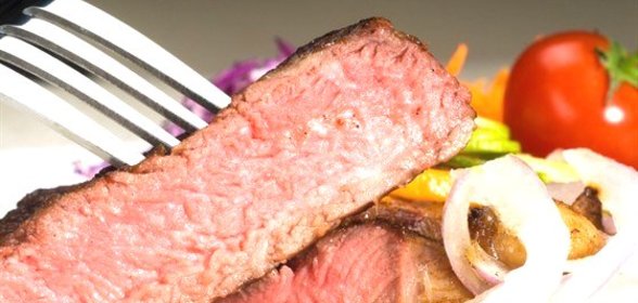 Бифштекс из отварного мяса с луком