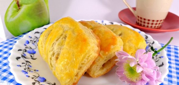 Слойки с яблочным вареньем