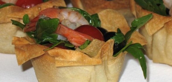 Закуска Фило-стаканчики с салатом и креветками