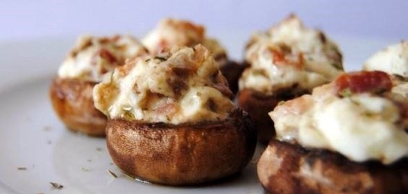 Шампиньоны фаршированные беконом под сырной корочкой