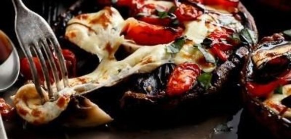 Шампиньоны с помидорами и чесночным маслом