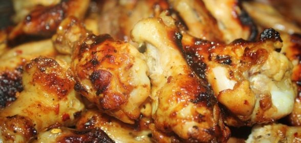 Острые крылышки в соево-лимонном маринаде на решетке на мангале