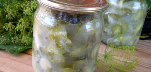 Огуречный салат с луком на зиму