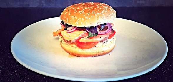 Бургер с семгой и омлетом