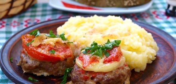 Мясные котлеты запечённые с помидорами и луком в духовке