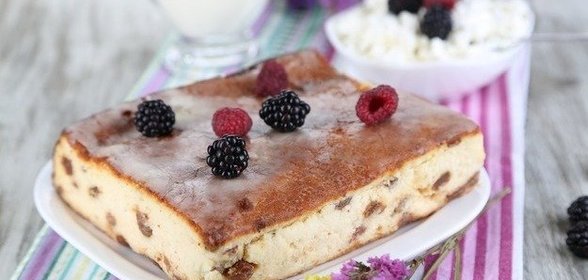 Творожная запеканка с изюмом