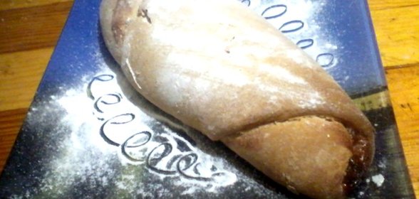 Домашняя булка с малиновым джемом