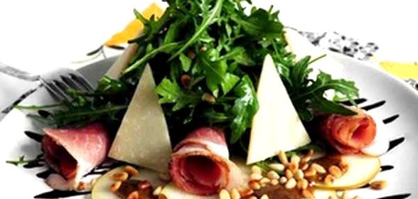 Карпаччо из груш и прошутто с рукколой и медово-горчичным соусом
