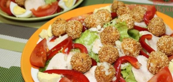 Салат «Брут» с куриной грудкой и сырными шариками
