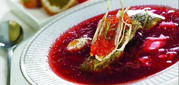 Борщ по-норвежски с маринованным палтусом и лососевой икрой