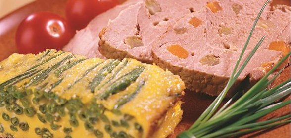 Свинина, нашпигованная сыром и овощами