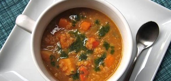 Суп из сквоша и чечевицы с кориандровым маслом