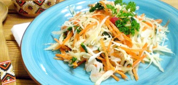 Салат витаминный из капусты и моркови с уксусом