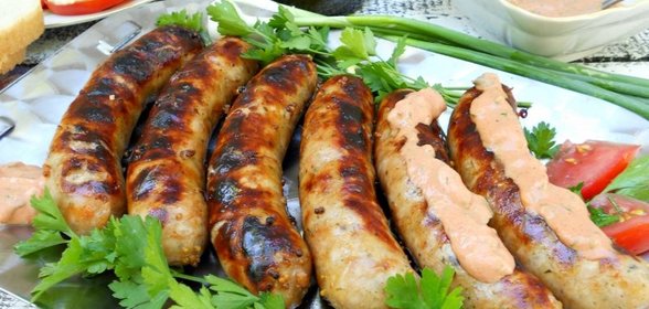 Колбаски-гриль в горчично-соевом маринаде на костре с острым розовым соусом