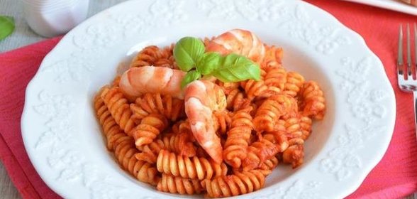 Фузилли с домашним соусом и креветками
