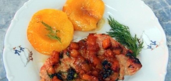 Свинина в карамели с консервированными персиками