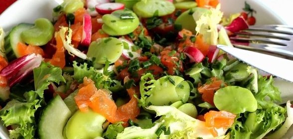 Овощной салат с копченой форелью