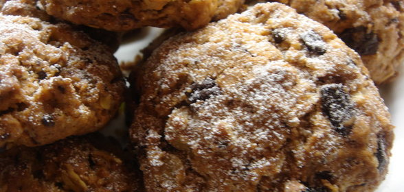 Домашнее печенье с орехами, изюмом и шоколадной крошкой