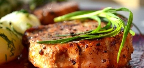 Котлета на кости с чесночным картофелем