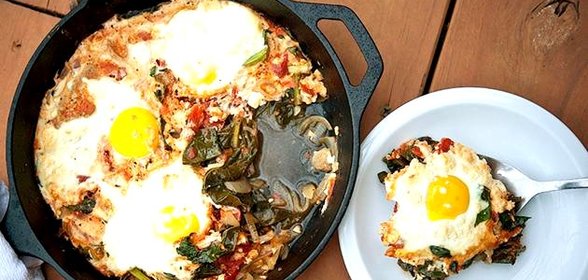 Яичница с капустой кале и сыром Фета