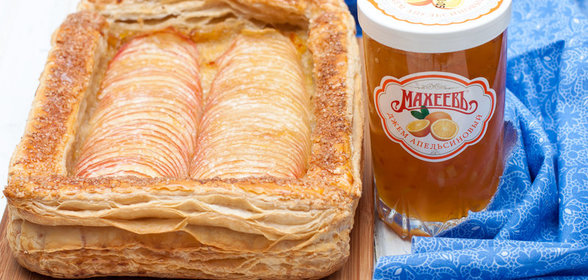 Пирог с яблоками и апельсиновым джемом