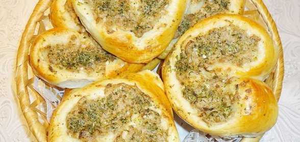 Сердечки из дрожжевого теста с начинкой из консервированного тунца